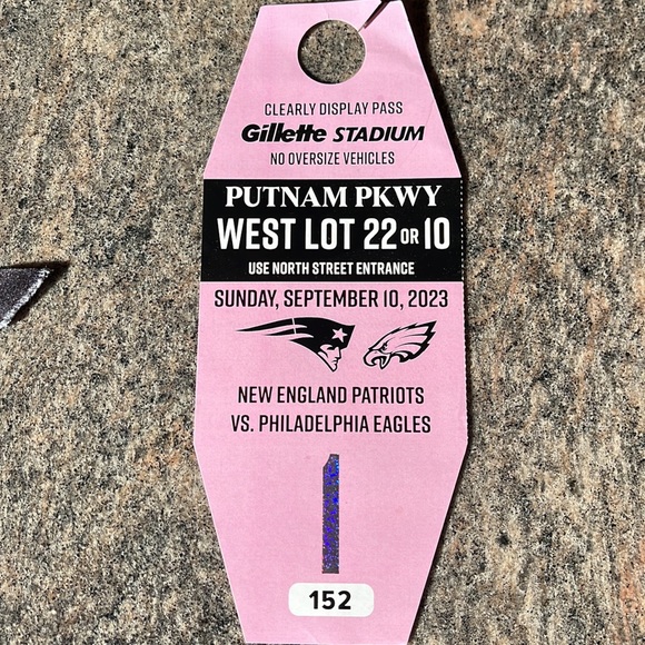 Tom Brady, memorabilia -retirement number and shirt September cal 10, 2023 - Picture 3 of 4